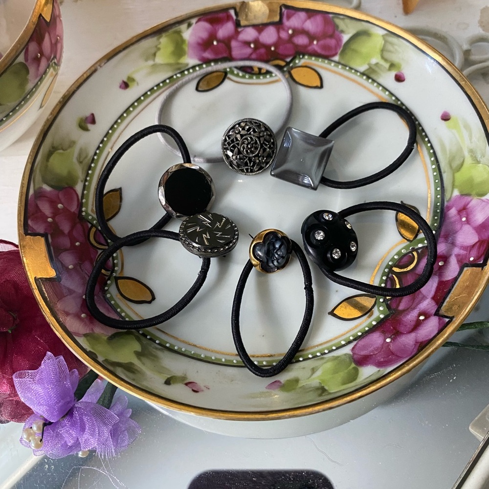 Kreativekristen upcycled vintage buttons hair ties hair bows